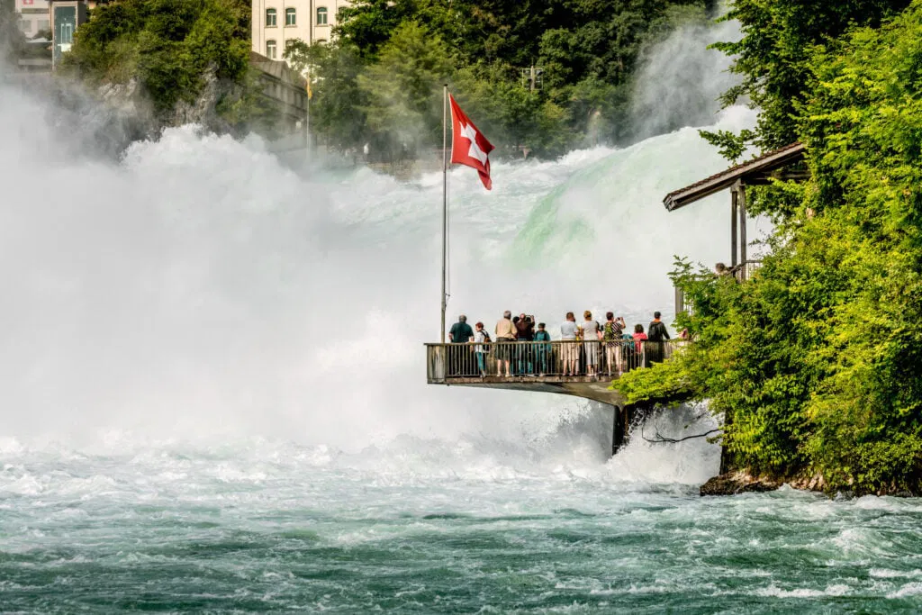 ZURICH – RHINE FALLS (47 KM : 41 MIN) – LAKE TITISEE (73 KM : 1 H) – ZURICH (98 KM : 90 MIN)